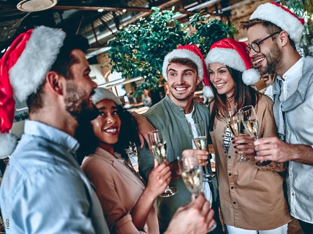 Een cateringopstelling voor een kerstfeest met feestelijke hapjes en drankjes zoals glühwein en warme chocolademelk.